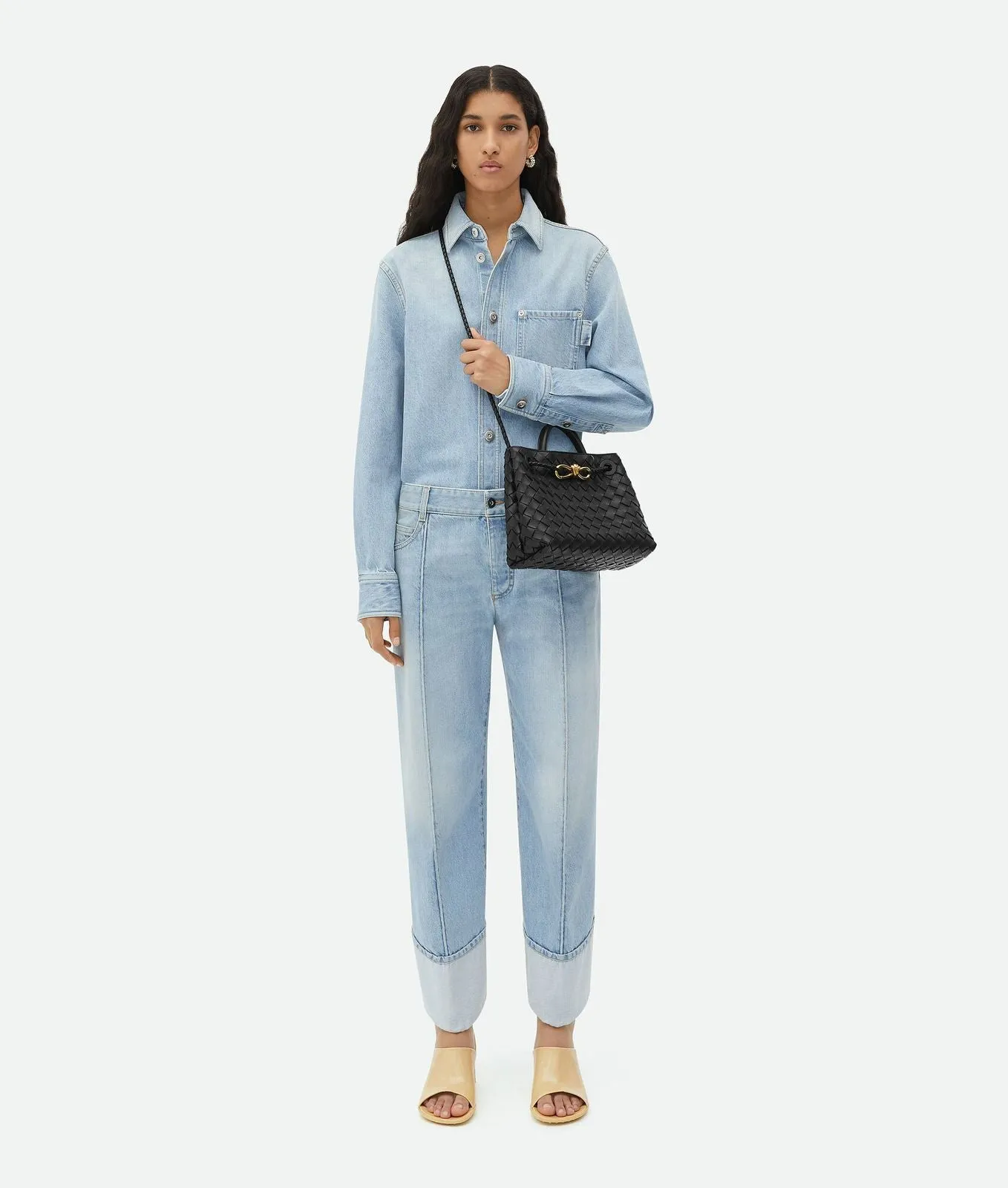 Certainly! Here’s an optimized title for your e-commerce product:

Stylish Bottega Veneta-Inspired Andiamo Leather Top Handle Bag in Classic Black - Elegant Designer-Look Handbag

This title highlights key features and attracts potential customers looking for style and elegance.
