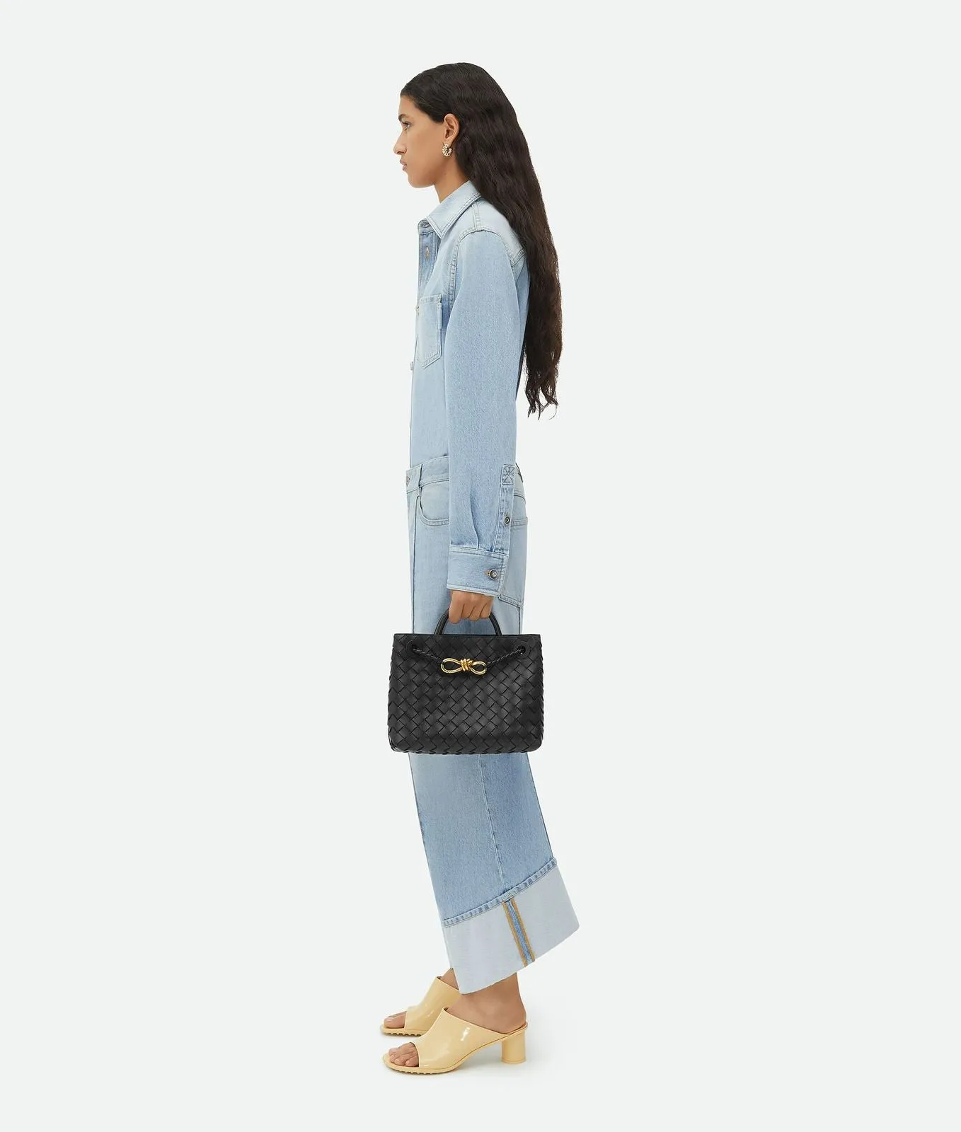 Certainly! Here’s an optimized title for your e-commerce product:

Stylish Bottega Veneta-Inspired Andiamo Leather Top Handle Bag in Classic Black - Elegant Designer-Look Handbag

This title highlights key features and attracts potential customers looking for style and elegance.